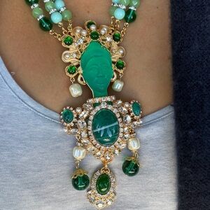 CatwalkJon  signed Elegant Green Cameo Statement Necklace - Gold-tone